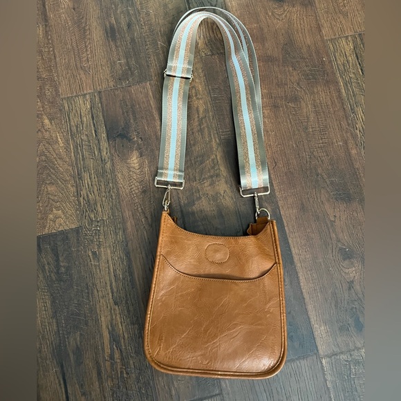 Social Threads Vegan Messenger Bag with Shoulder Strap - Picture 1 of 7